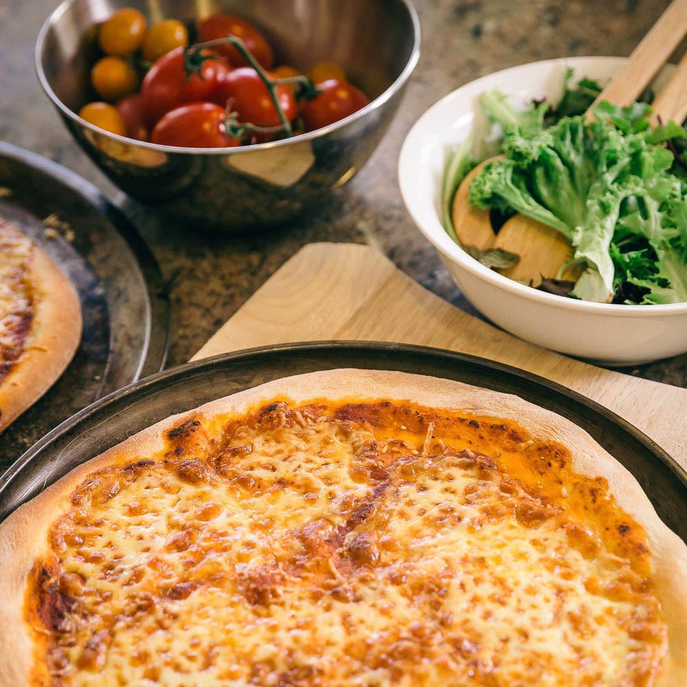 Dinneronthetable-6731 Margherita pizza